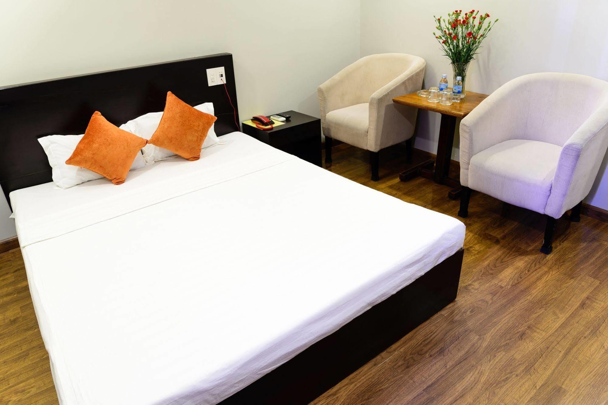 Cosmos Hotel Nha Trang By Ht Buitenkant foto