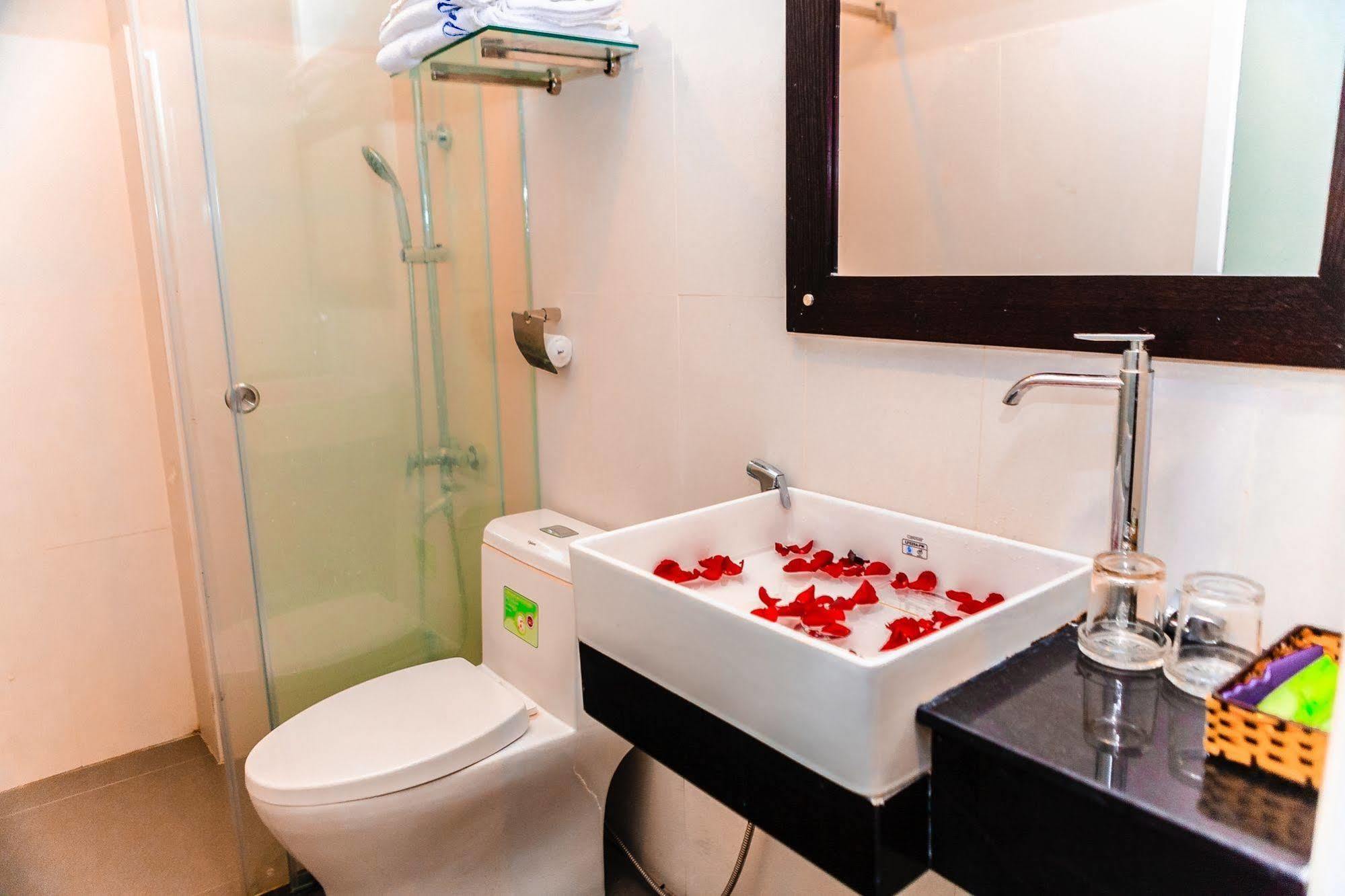 Cosmos Hotel Nha Trang By Ht Buitenkant foto